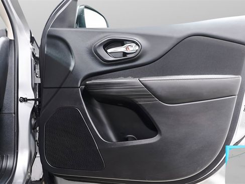 Used 2017 Jeep Cherokee Latitude w/ Cold Weather Group image 34