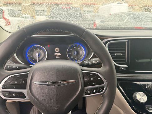 Used 2023 Chrysler Pacifica Limited FWD image 7