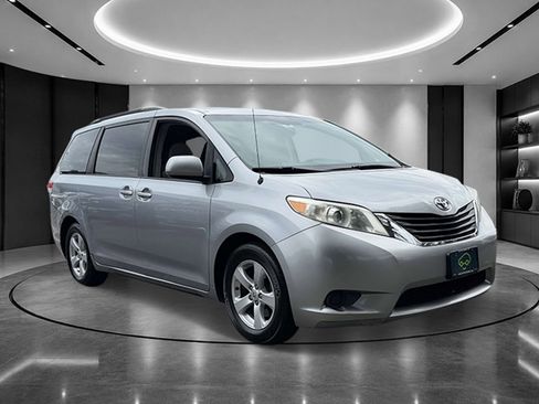 Used 2012 Toyota Sienna LE FWD image 2