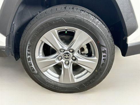 Used 2025 Toyota RAV4 XLE AWD/4WD image 11