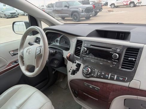 Used 2011 Toyota Sienna XLE image 11