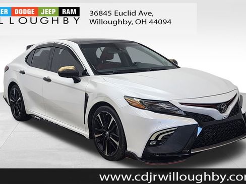 Used 2018 Toyota Camry XSE image 3