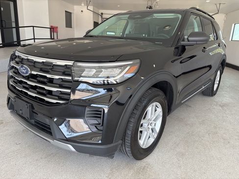 Used 2025 Ford Explorer Active AWD/4WD image 4