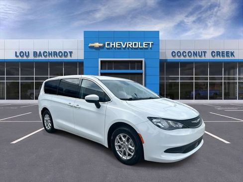 Used 2023 Chrysler Voyager LX FWD image 2