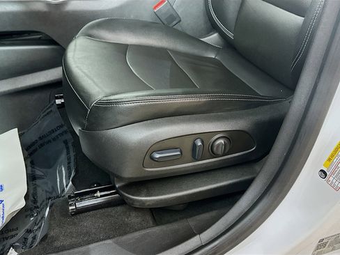 Used 2023 GMC Terrain SLT image 18