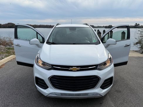 Used 2019 Chevrolet Trax LT w/ LT Convenience Package image 2