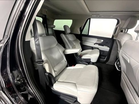 Used 2025 Ford Expedition Platinum w/ Driver's Package AWD/4WD image 28