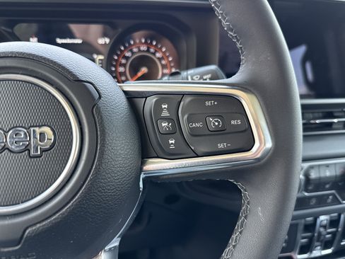 Used 2026 Jeep Wrangler Unlimited Sahara AWD/4WD image 18