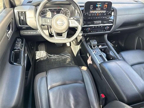 Certified 2024 Nissan Pathfinder SL image 9