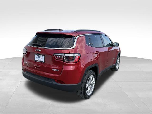 Used 2025 Jeep Compass Latitude AWD/4WD image 2