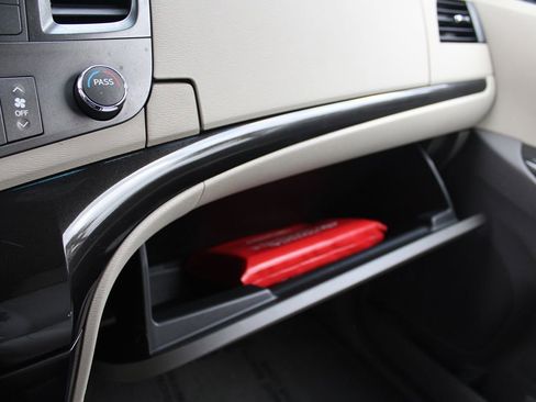 Used 2012 Toyota Sienna LE image 30