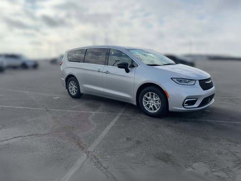 New 2026 Chrysler Pacifica Select image 16