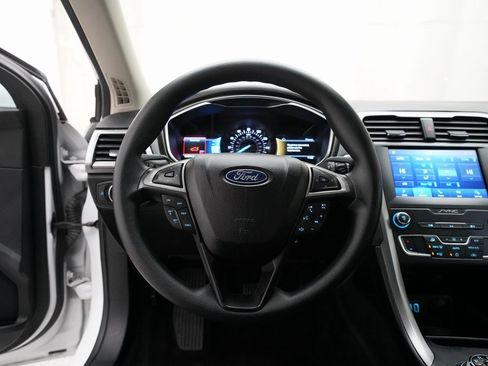 Used 2020 Ford Fusion SE image 4