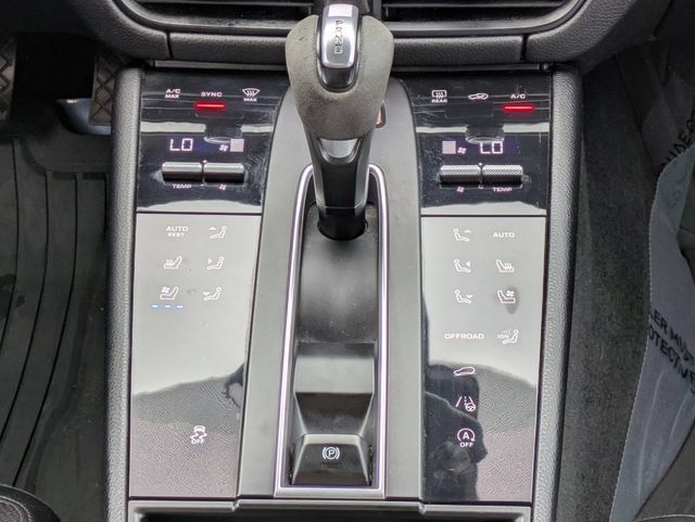 Used 2023 Porsche Macan AWD/4WD image 16