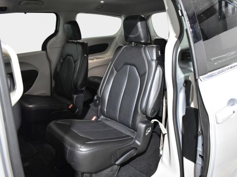 Used 2023 Chrysler Pacifica Touring-L FWD image 26