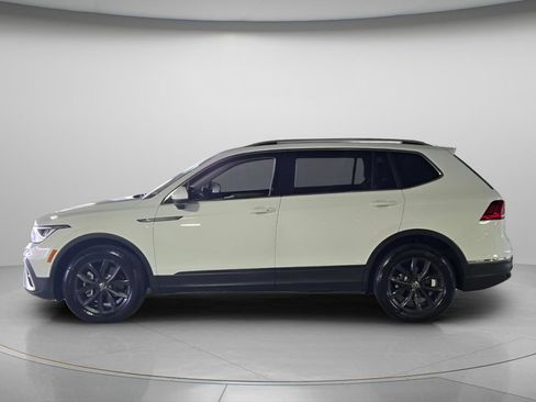 Certified 2024 Volkswagen Tiguan SE w/ Panoramic Sunroof Package FWD image 3