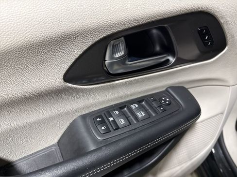 Used 2023 Chrysler Pacifica Touring-L image 20