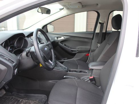Used 2016 Ford Focus SE w/ SE Sport Package image 9