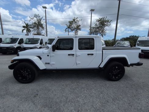 Used 2025 Jeep Gladiator Sport AWD/4WD image 8