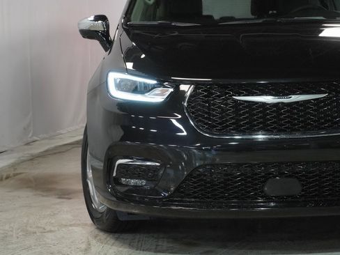 New 2023 Chrysler Pacifica Limited w/ Uconnect Theater Family Group image 6