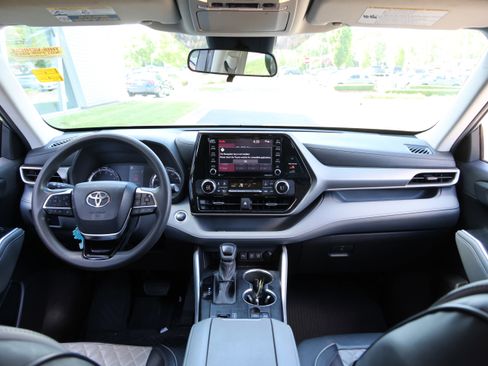 Used 2020 Toyota Highlander L FWD image 30