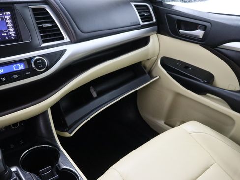 Used 2018 Toyota Highlander XLE AWD/4WD image 24