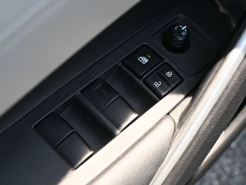 Used 2024 Toyota Corolla Cross L FWD image 15
