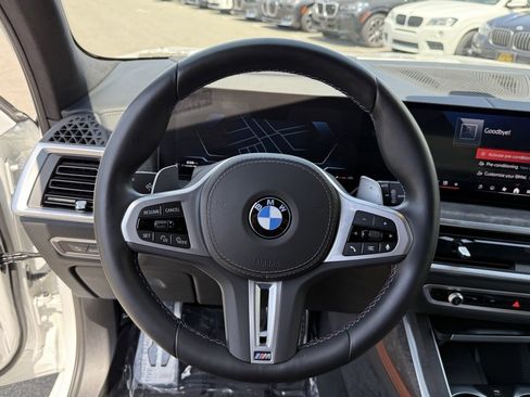 Used 2025 BMW X7 M60i w/ Climate Comfort Package image 24