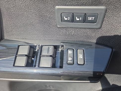 Used 2018 Toyota RAV4 Limited w/ Carpet Mat Package FWD image 17