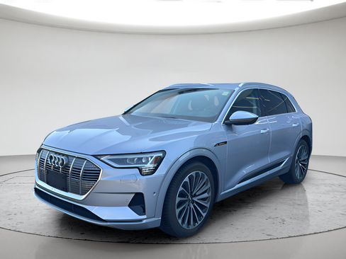 Used 2019 Audi e-tron Prestige w/ Prestige Package AWD/4WD image 12