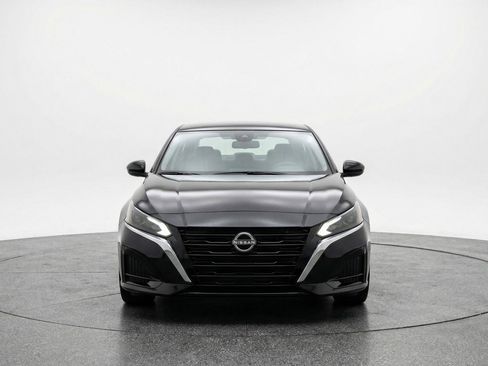 Used 2025 Nissan Altima 2.5 SV FWD image 2