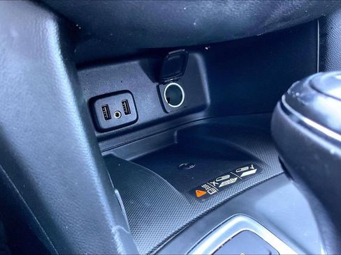 Used 2018 Chevrolet Equinox Premier FWD image 25