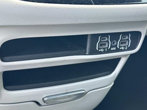 Used 2024 Chrysler Pacifica Touring-L FWD image 23