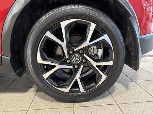 Used 2020 Toyota C-HR XLE image 10