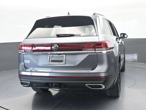 Used 2024 Volkswagen Atlas SE w/ Panoramic Sunroof Package FWD image 5