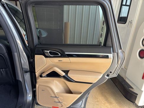 Used 2018 Porsche Cayenne S w/ Premium Package Plus AWD/4WD image 23