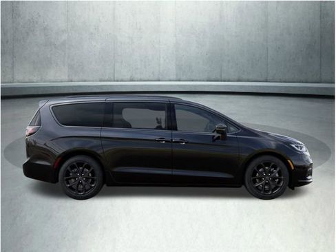 New 2026 Chrysler Pacifica Limited w/ S Appearance Package image 21