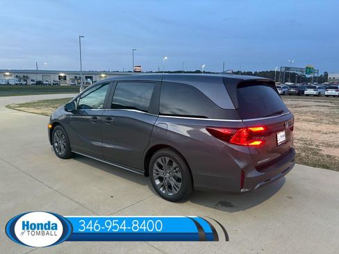 New 2026 Honda Odyssey Touring image 4