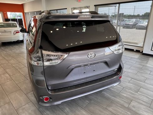 Used 2014 Toyota Sienna SE FWD image 6