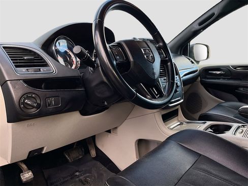 Used 2019 Dodge Grand Caravan SXT image 9