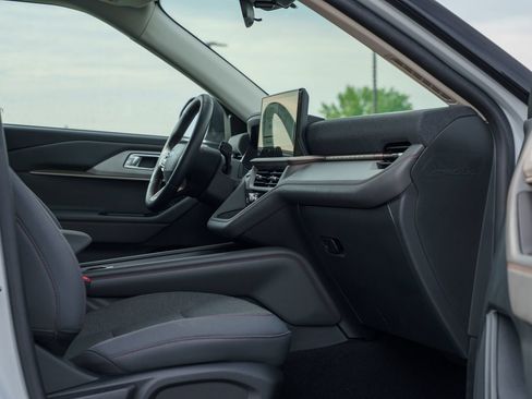 Certified 2025 Ford Explorer Active RWD image 14