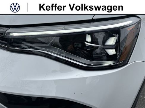 New 2026 Volkswagen Taos SE FWD image 9