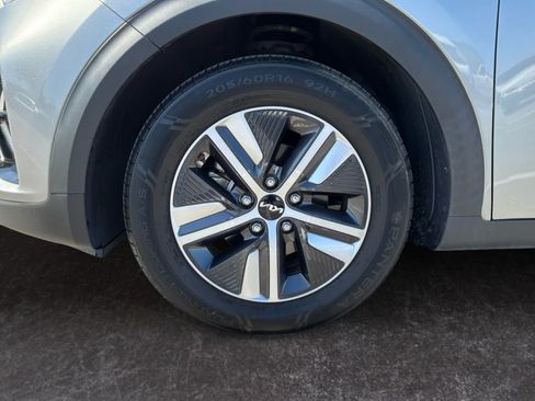 Used 2022 Kia Niro LXS FWD image 9