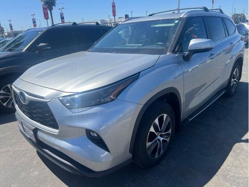 Used 2023 Toyota Highlander XLE AWD/4WD image 2