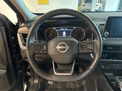 Used 2025 Nissan Rogue SV FWD image 29