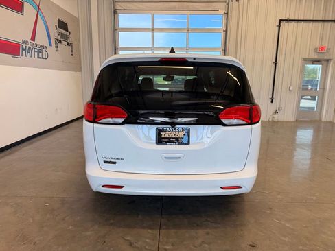 Used 2023 Chrysler Voyager LX FWD image 4