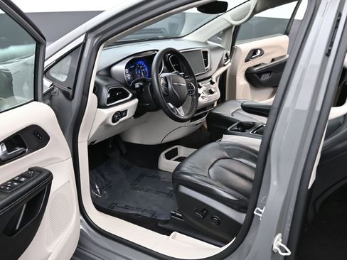 Used 2022 Chrysler Pacifica Touring-L image 16