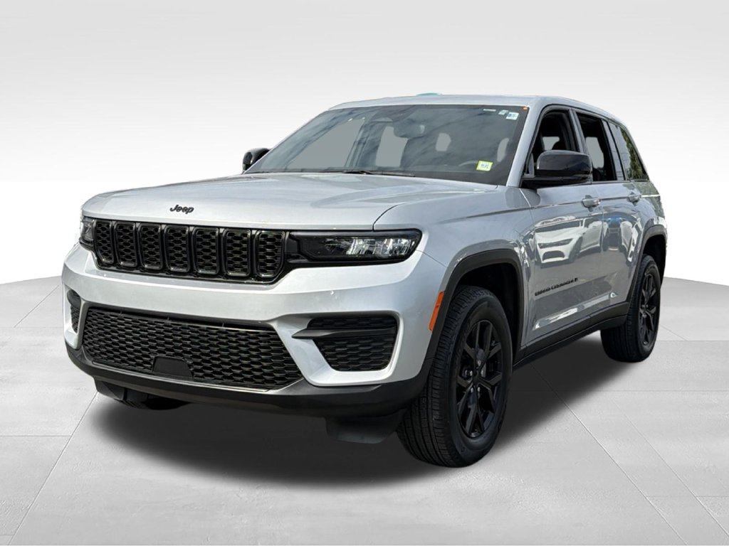 Used 2024 Jeep Grand Cherokee Altitude RWD image 3