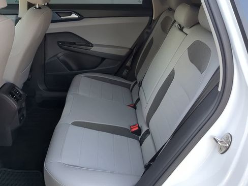 Used 2024 Volkswagen Taos SE image 19