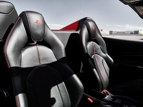 Used 2023 Ferrari F8 Tributo image 43